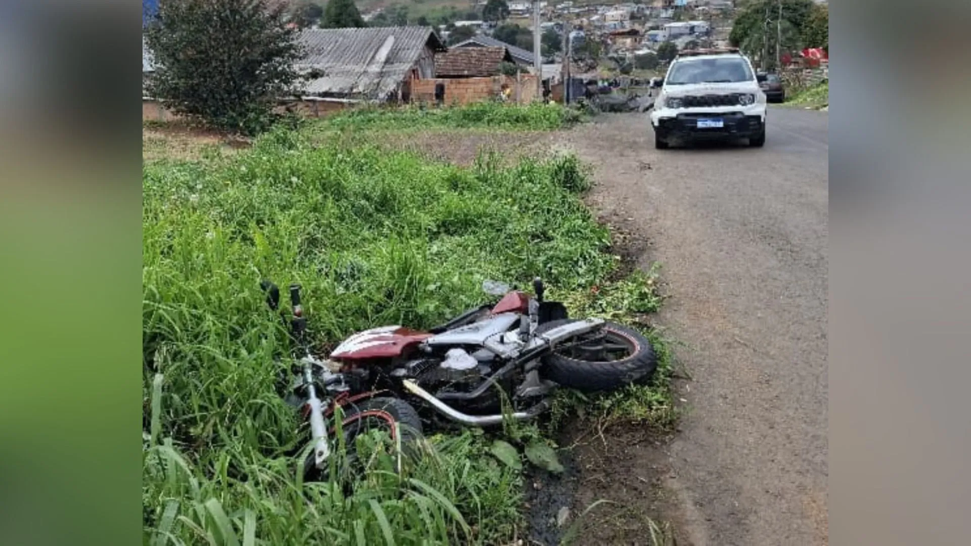 Motociclista em fuga bate em viatura da PM