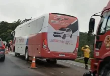 Ônibus de turismo se envolve em acidente com carreta na BR-470