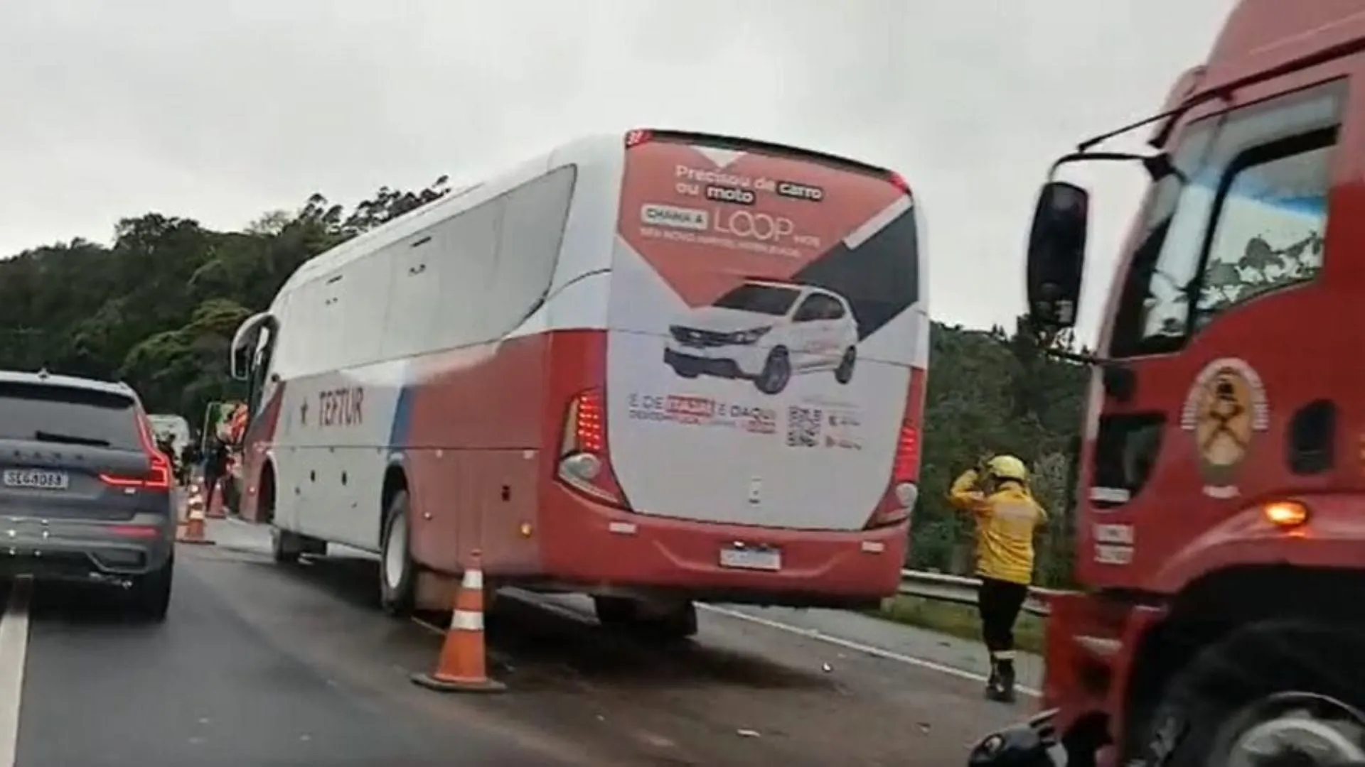 Ônibus de turismo se envolve em acidente com carreta na BR-470
