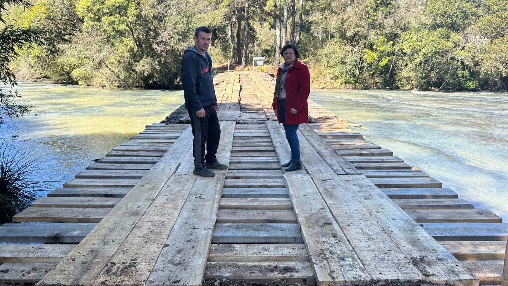 Prefeitura de Macieira faz reparo emergencial em ponte na divisa com Caçador