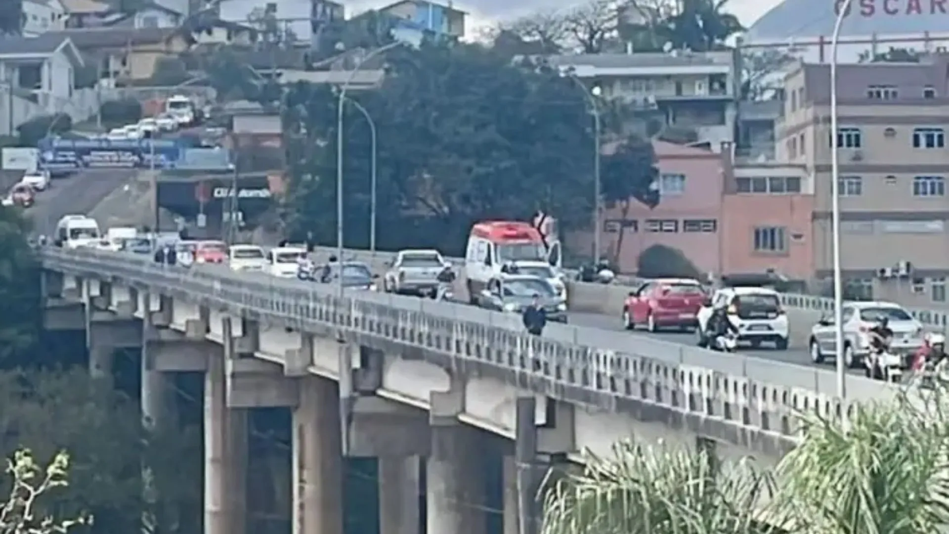 Policial salva homem prestes a pular de ponte em Joaçaba