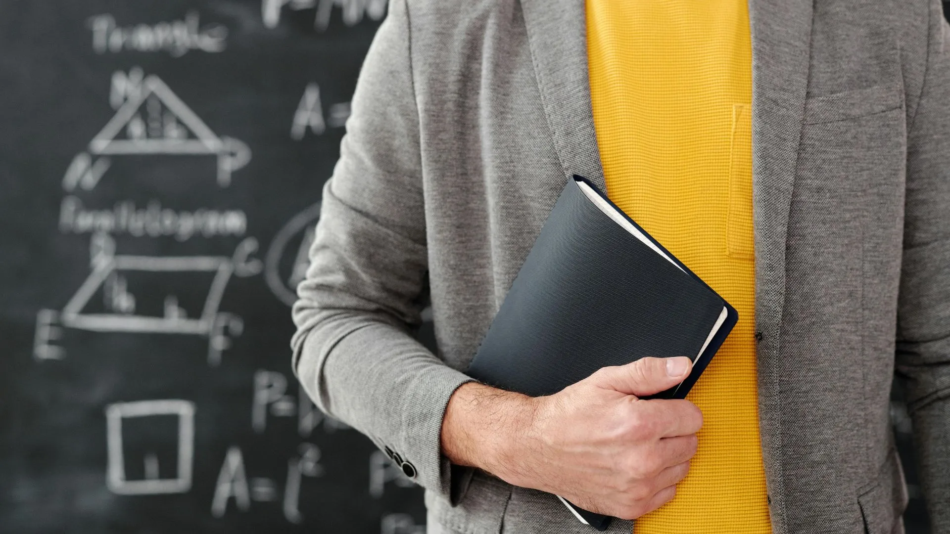 Investigação apura possível importunação sexual de professor contra alunos em SC
