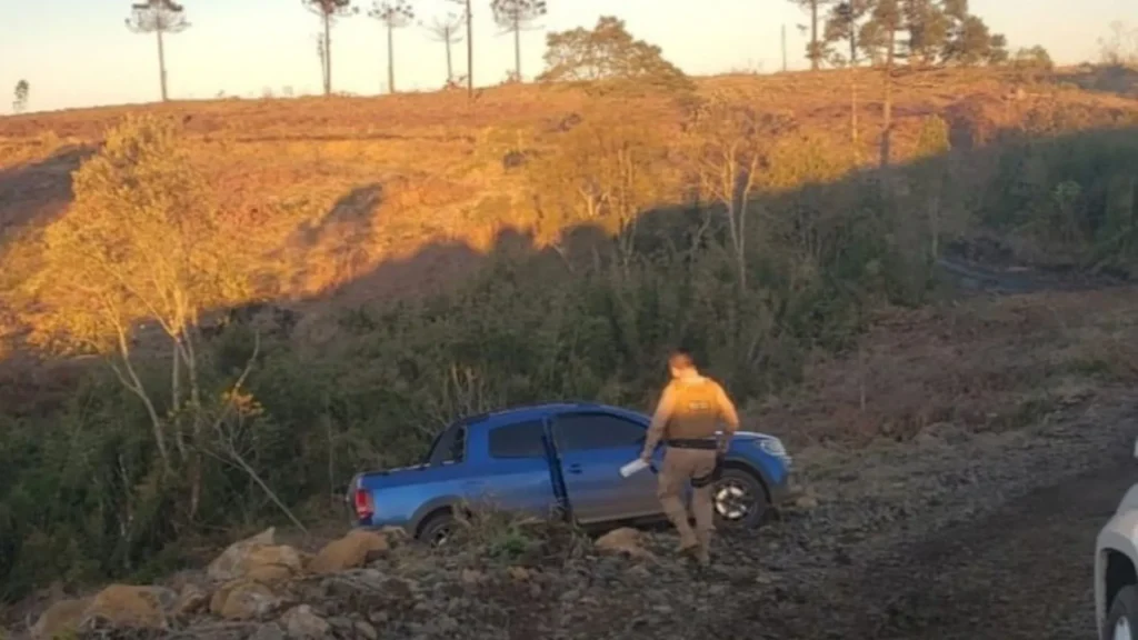 Homem invade casa, assedias crianças, uma mulher e foge