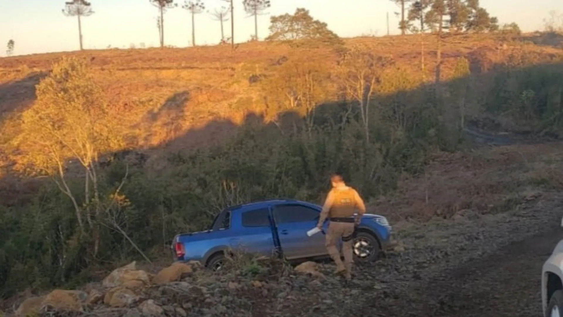 Homem invade casa, assedias crianças, uma mulher e foge
