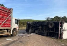 Caminhão tomba após colidir com caminhão de transporte de galinhas