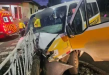 Van escolar bate em muro e deixa crianças feridas no Meio-Oeste catarinense