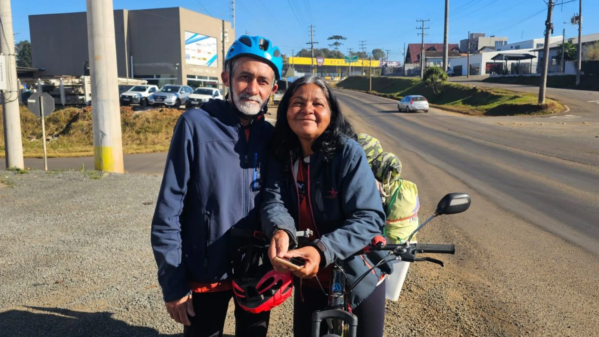 Casal de cicloviajantes passa por Caçador após 7.800 km de viagem
