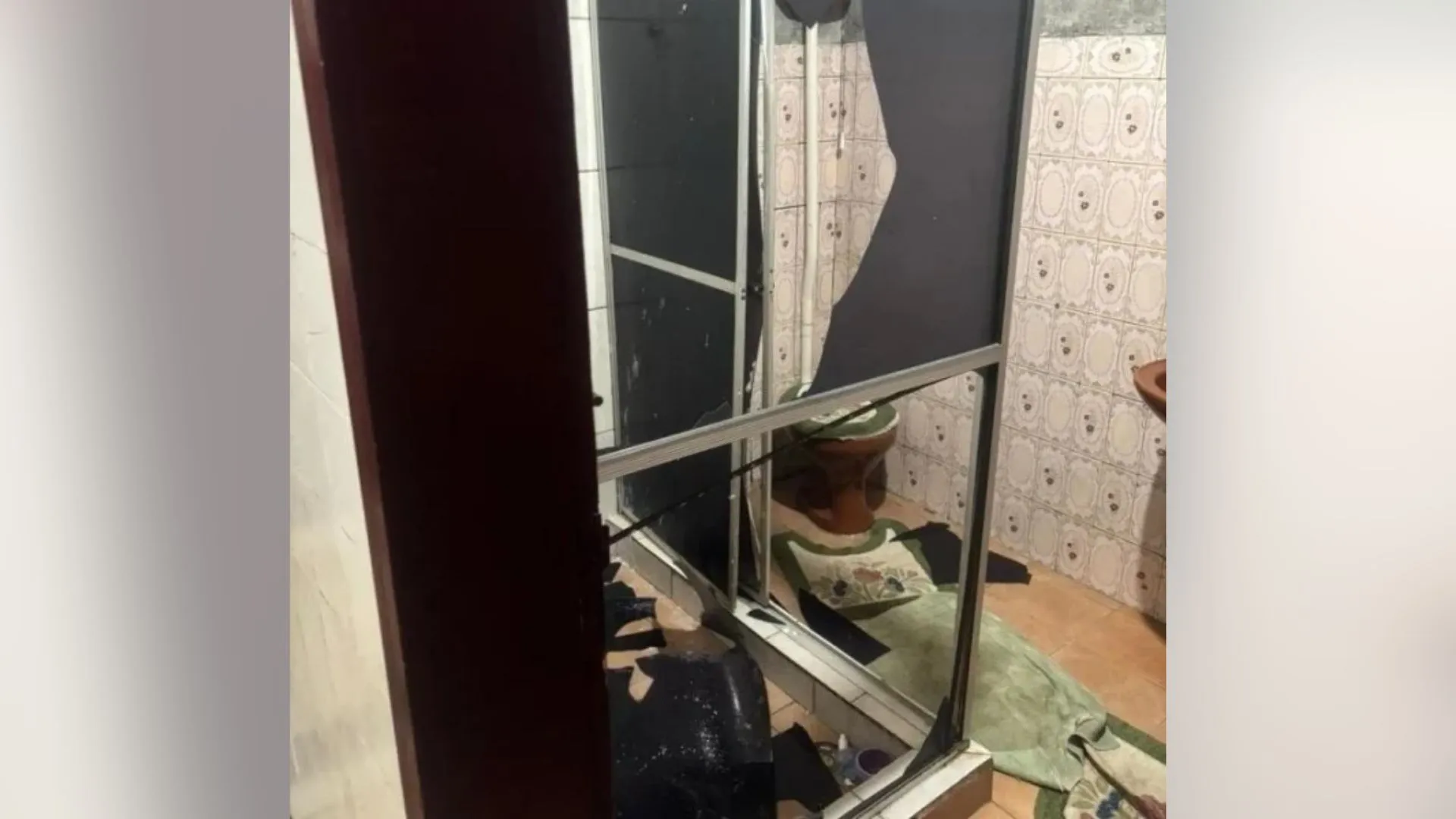 Pai agride mãe e quebra móveis na frente dos filhos no Meio-Oeste