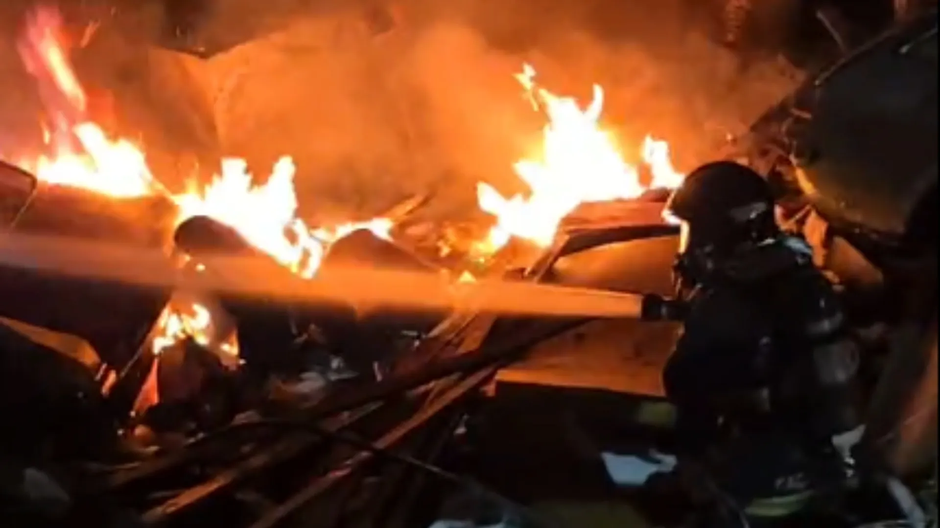 Bombeiros controlam incêndio em residência desabitada em Caçador