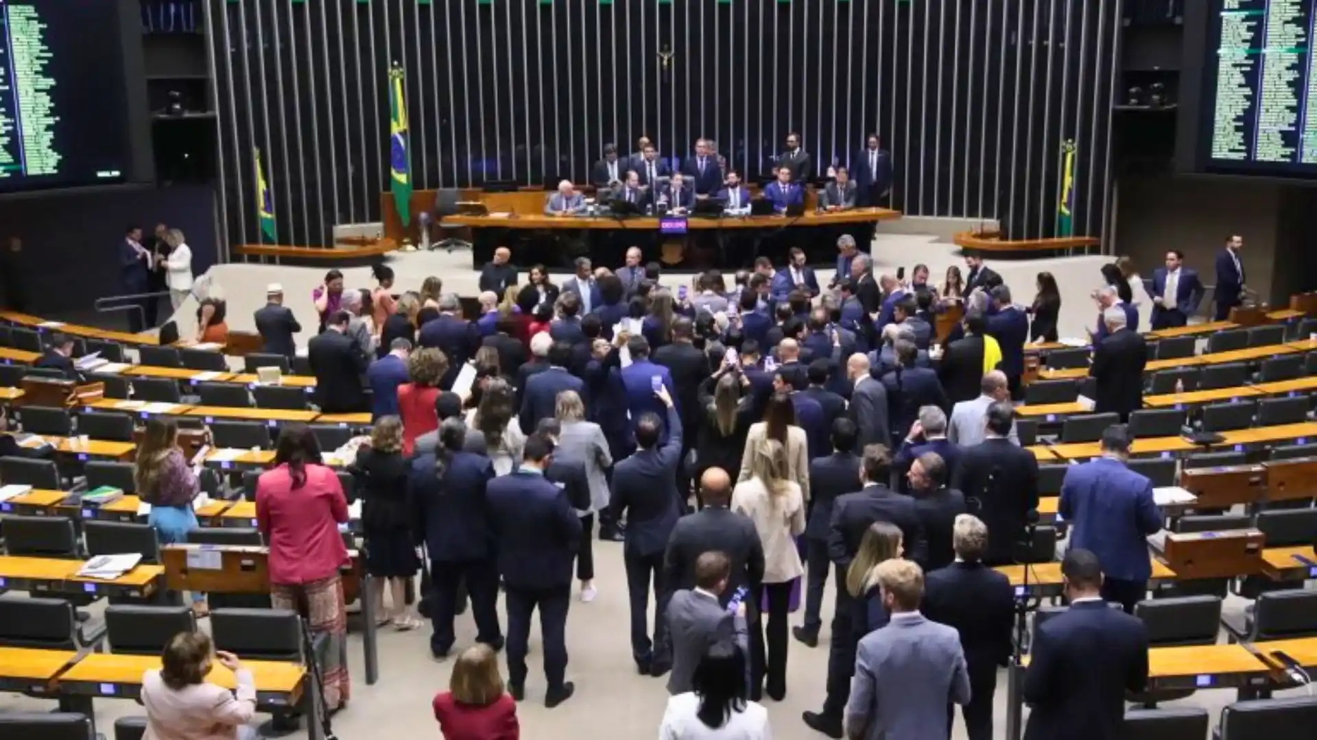 Câmara aprova urgência para projeto de anistia política