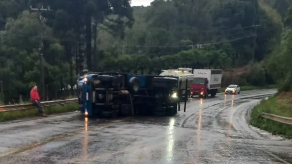 Caminhão tomba e interdita parcialmente a SC-135