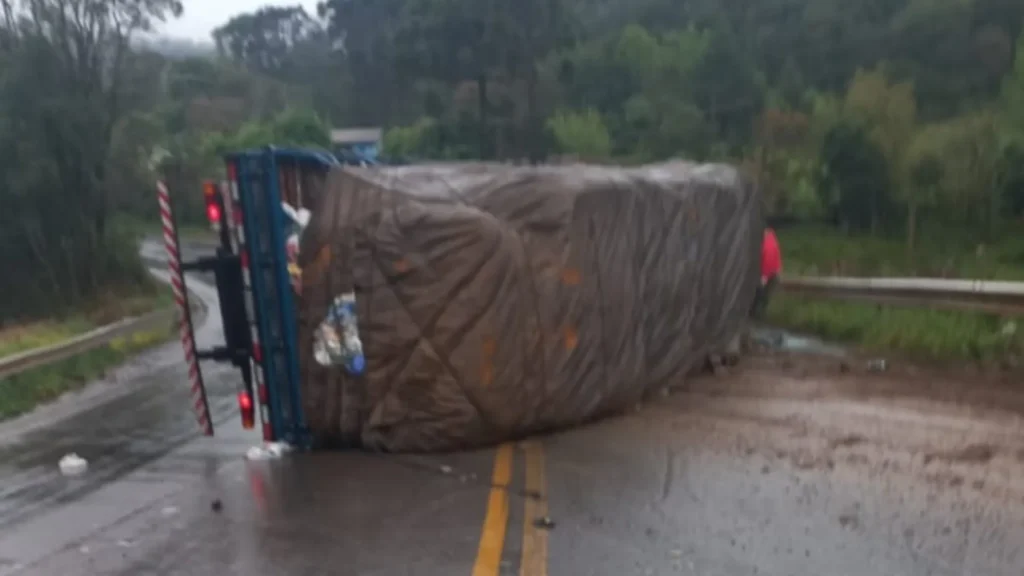 Caminhão tomba e interdita parcialmente a SC-135