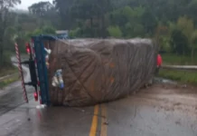 Caminhão tomba e interdita parcialmente a SC-135