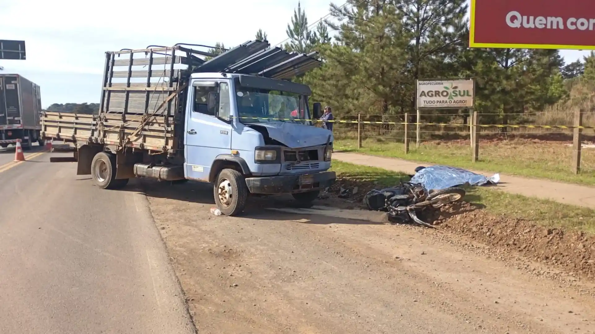 Motociclista morre em colisão frontal com caminhão em Fraiburgo