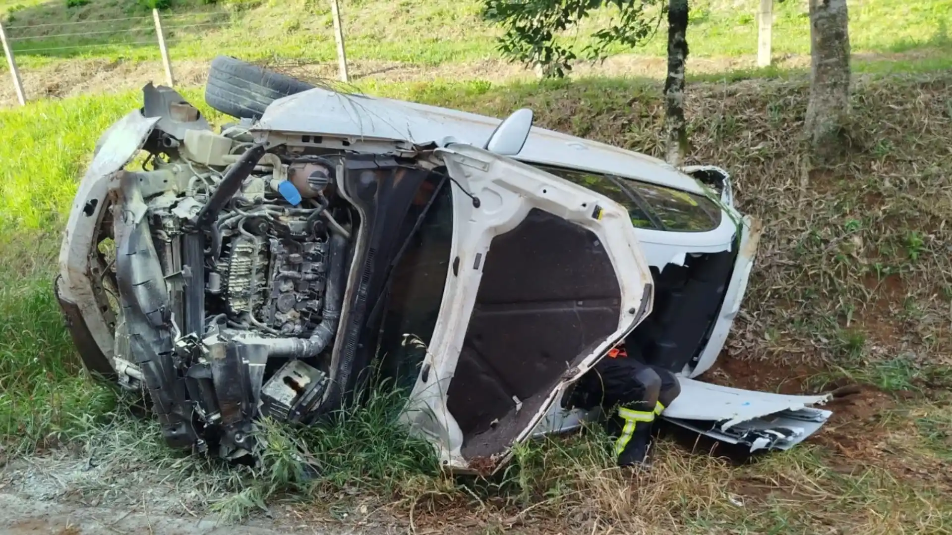 Motorista fica ferido após capotamento de carro em Caçador