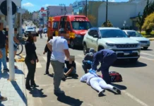 Motorista socorre ciclista e é atropelada por outro veículo