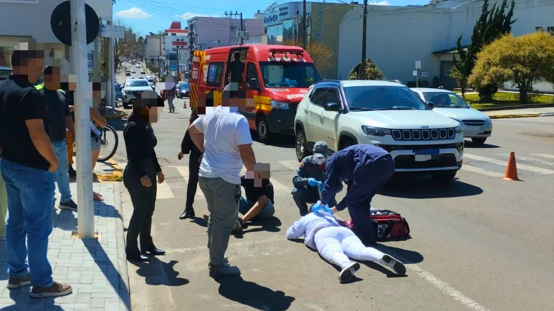Motorista socorre ciclista e é atropelada por outro veículo