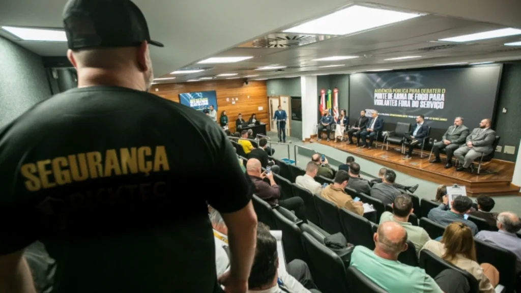 Porte de armas para vigilantes fora do horário de trabalho gera debate na Assembleia de SC
