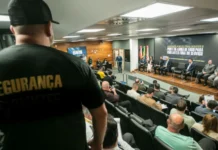 Porte de armas para vigilantes fora do horário de trabalho gera debate na Assembleia de SC