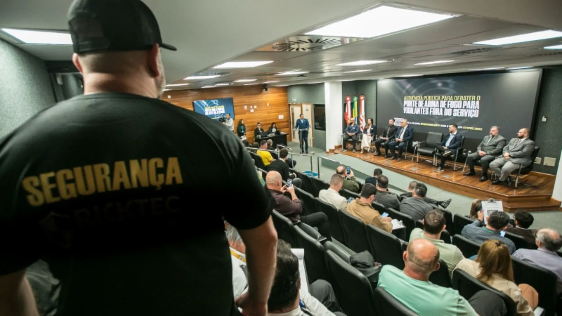 Porte de armas para vigilantes fora do horário de trabalho gera debate na Assembleia de SC