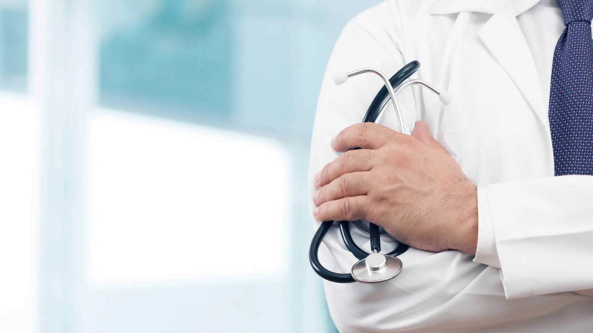 Médico é afastado por suspeita de abuso sexual durante consultas no Oeste de SC