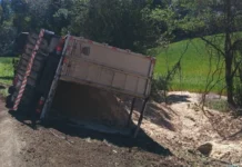 Caminhão tomba em trecho da rodovia entre Lebon Régis e Caçador