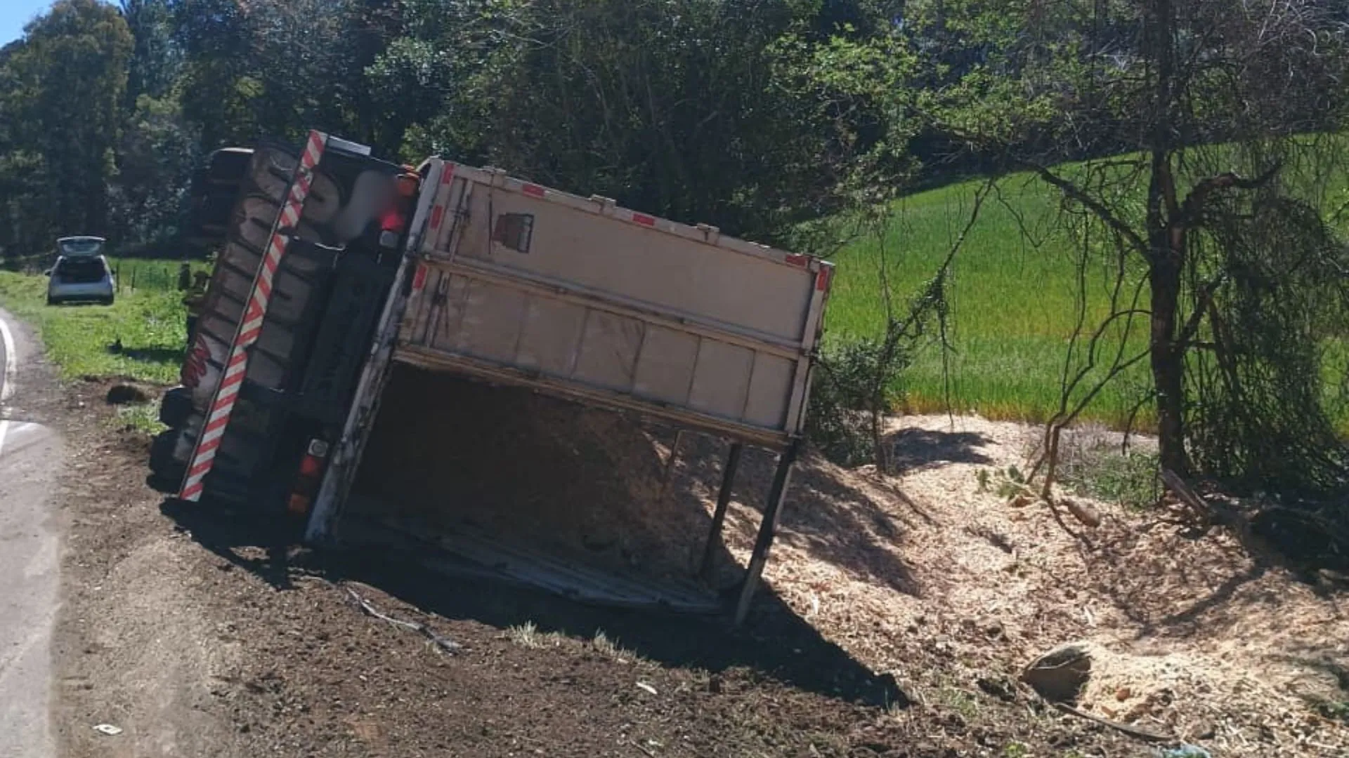 Caminhão tomba em trecho da rodovia entre Lebon Régis e Caçador