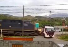 Caminhão tenta cruzar linha férrea, é atingido por trem e arrastado por mais de 50 metros