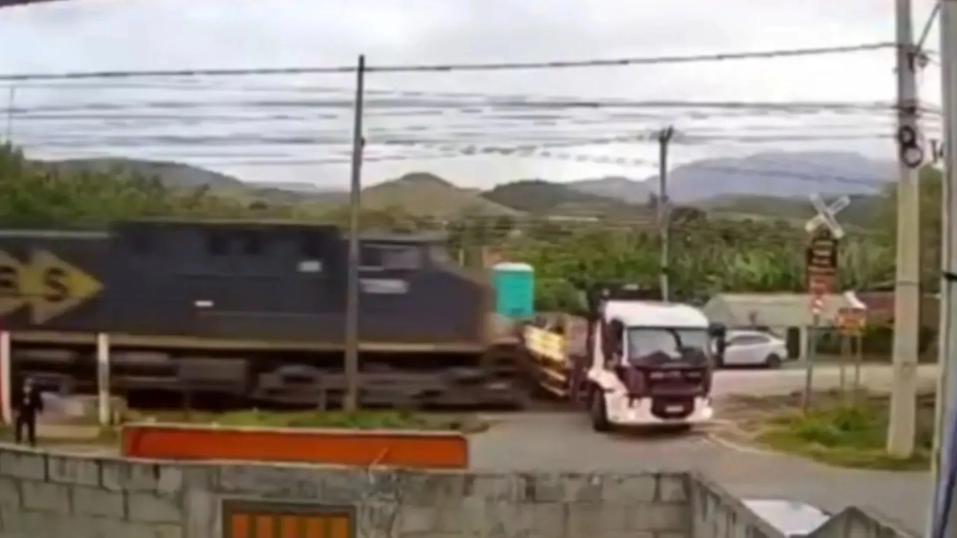 Caminhão tenta cruzar linha férrea, é atingido por trem e arrastado por mais de 50 metros