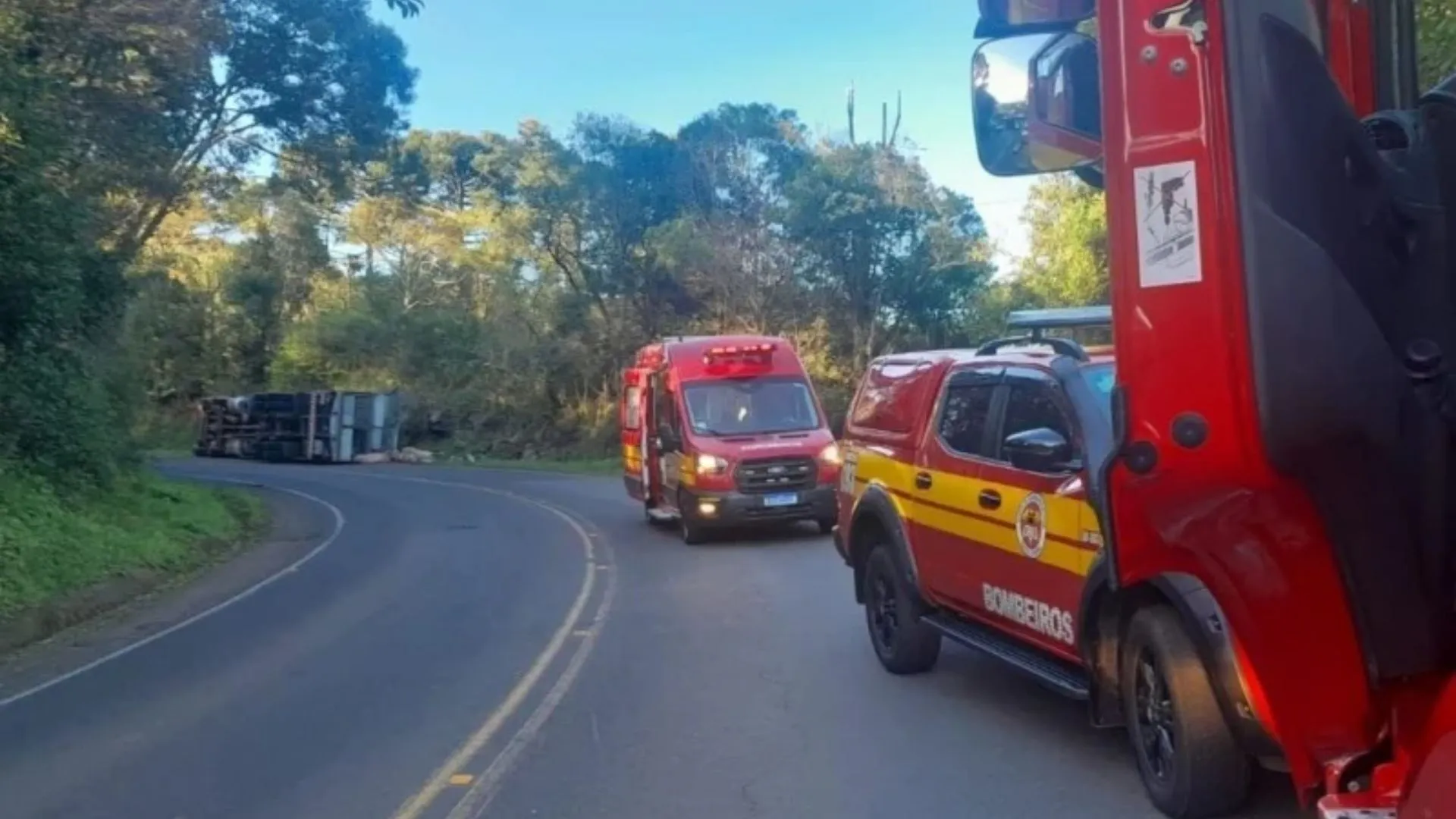 Caminhão de suínos tomba entre Arroio Trinta e Iomerê e deixa feridos