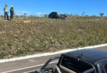 Carro rampa barranco de 7 metros e capota na BR-153 em Água Doce