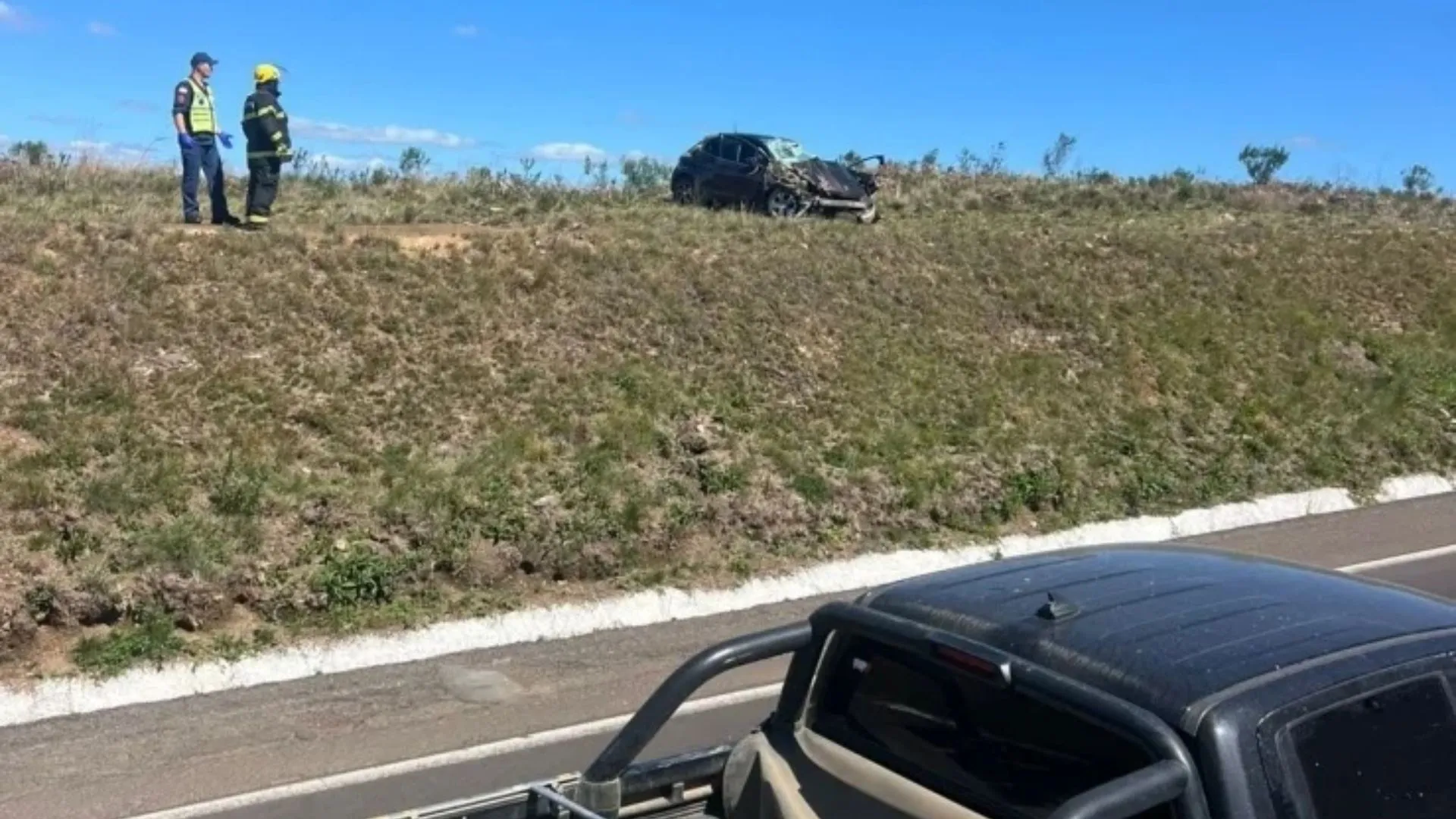 Carro rampa barranco de 7 metros e capota na BR-153 em Água Doce