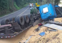 Jovem de 26 anos fica ferido após acidente com caminhão de milho em Salto Veloso