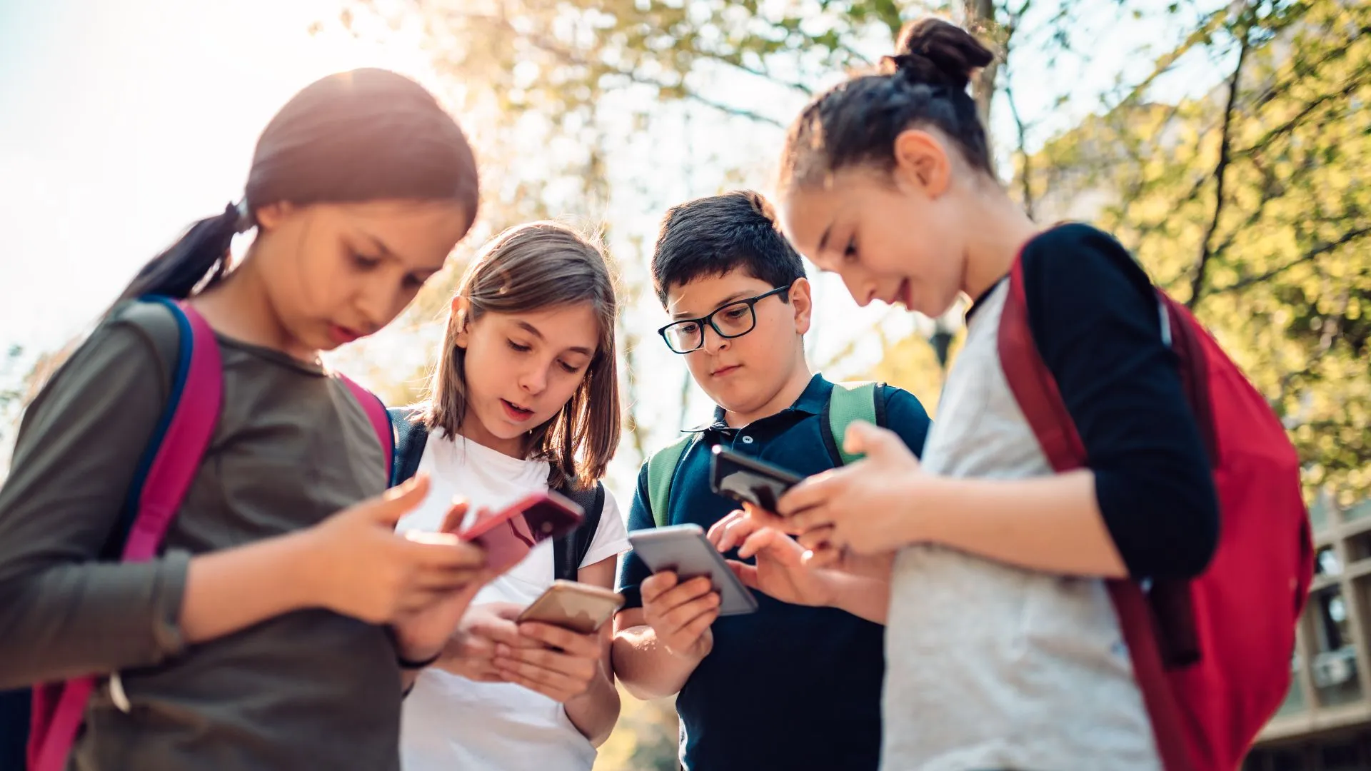 Pesquisa revela que 83% dos alunos prestam mais atenção após proibição do celular nas escolas