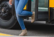 Idosa cai ao descer do ônibus e morre atropelada em SC