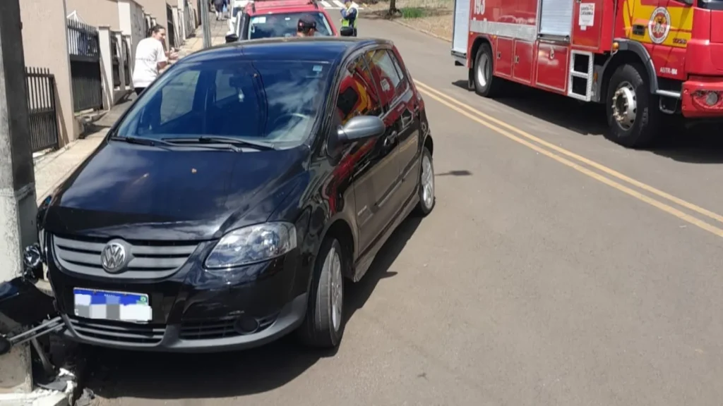 Carro desgovernado bate em poste em Salto Veloso