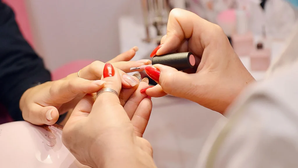 Técnica de unha em gel entra na mira da Anvisa após proibição na Europa