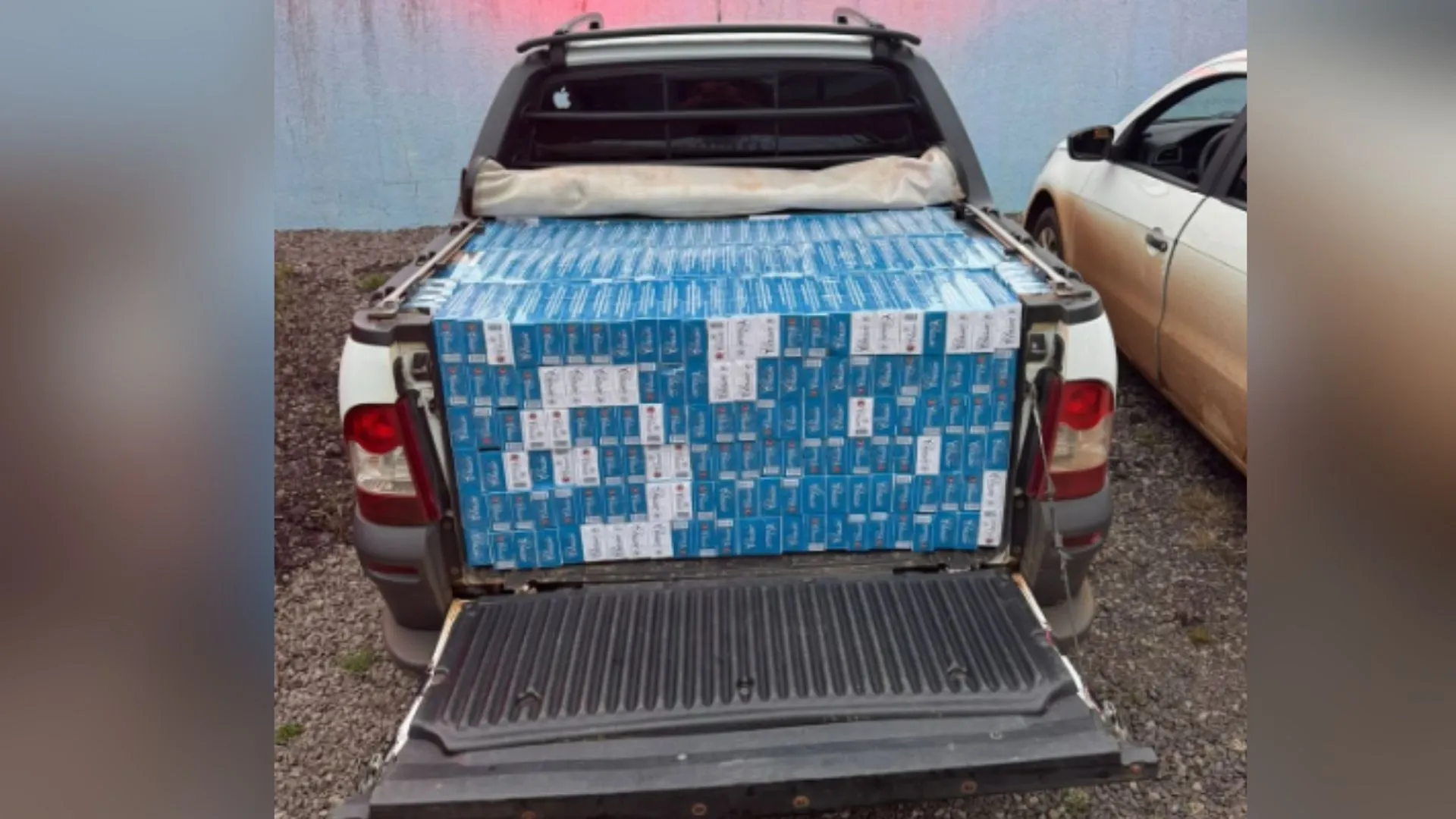 Polícia apreende mais de 13 mil maços de cigarros em carro com placas de Caçador
