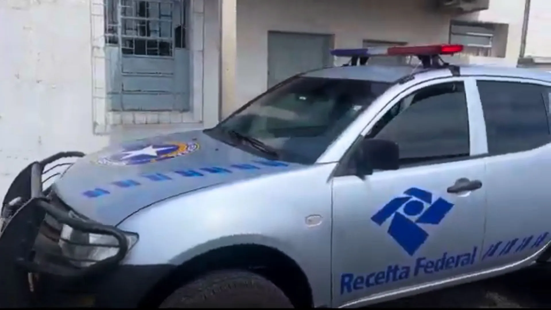 Viatura falsa da Receita Federal é flagrada com drogas e iPhones no Paraná