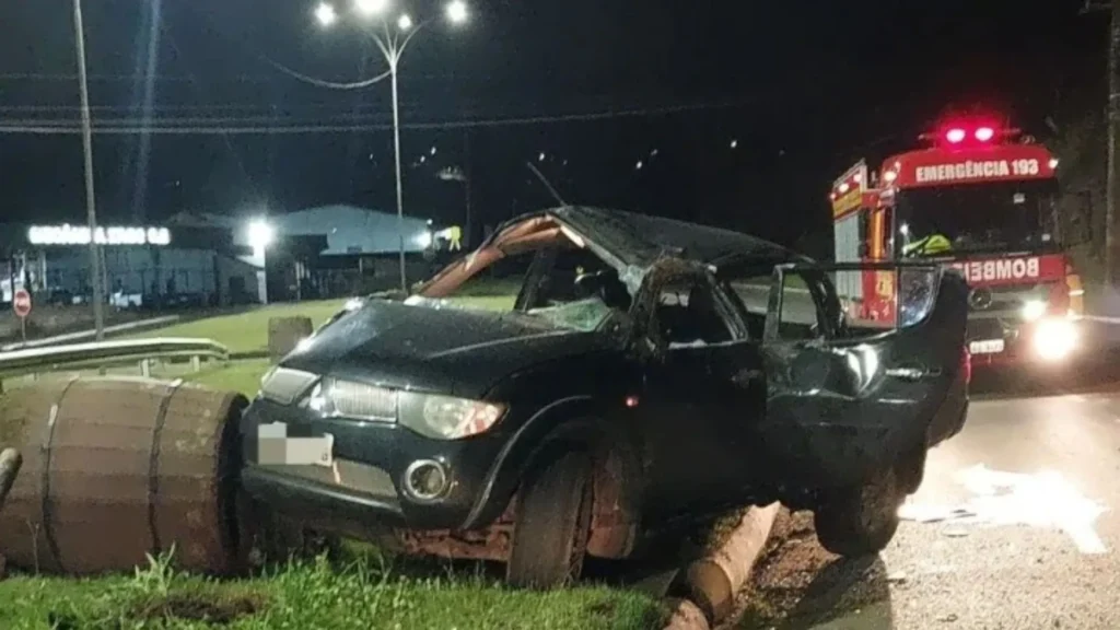 Jovem é ejetada de caminhonete em acidente grave na SC-135