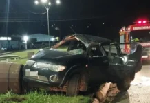 Jovem é ejetada de caminhonete em acidente grave na SC-135