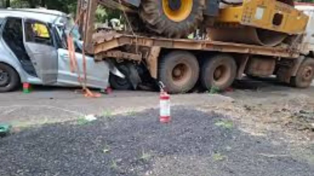 Colisão entre carro e caminhão deixa vítima presa nas ferragens