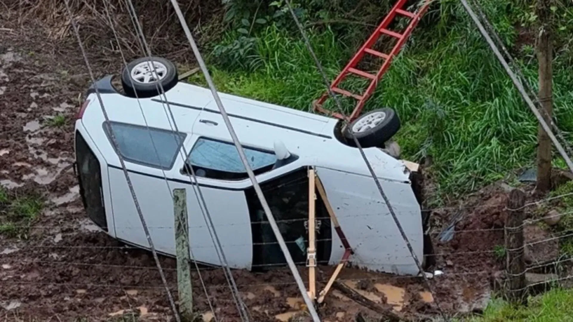 Idoso é encontrado sem vida em carro tombado na SC-355 em Treze Tílias