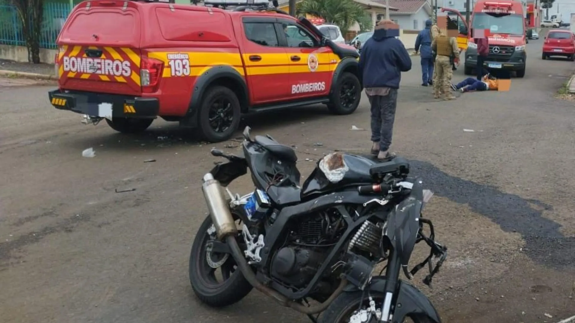 Colisão entre moto e carreta deixa homem ferido em Curitibanos