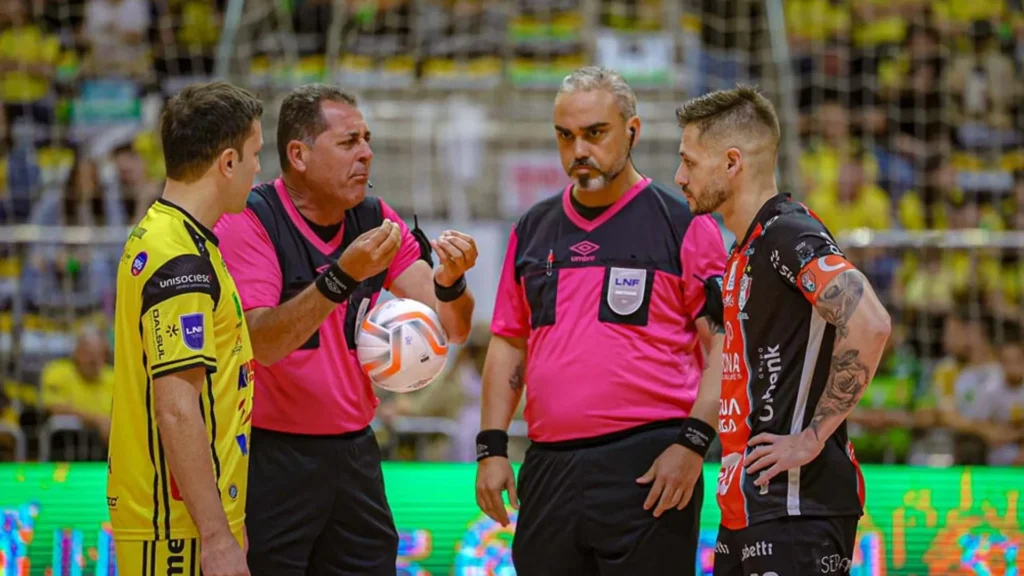 Liga Nacional de Futsal suspende árbitro catarinense após ofensas a torcedores nas redes sociais