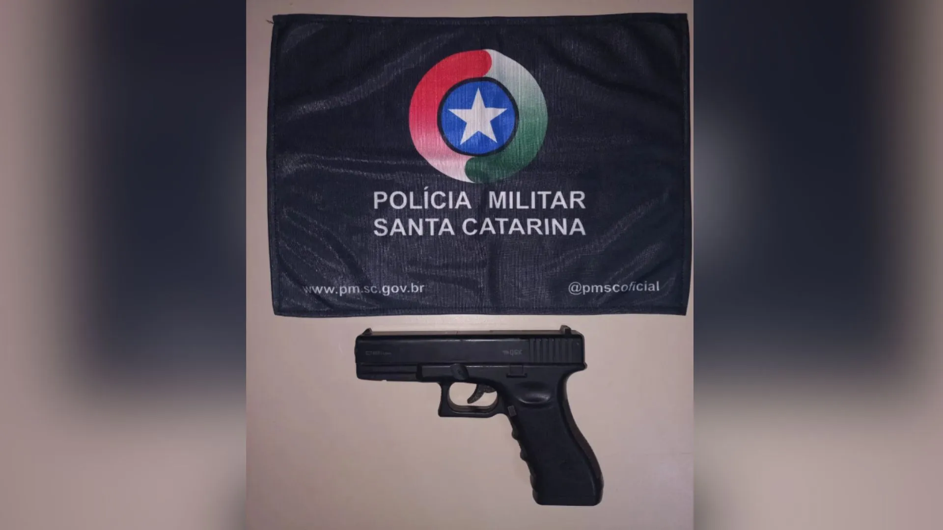 Homem ameaça namorada com arma falsa e acaba preso pela PM