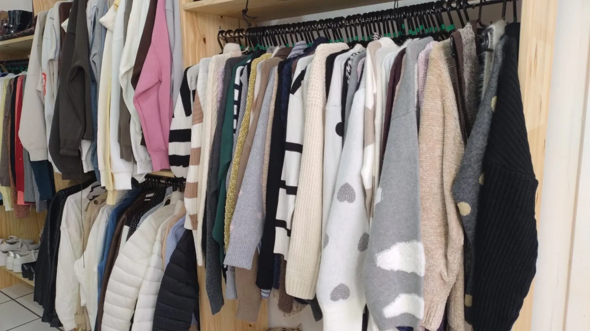 Bazar da Cáritas em Caçador reabre com novidades em roupas