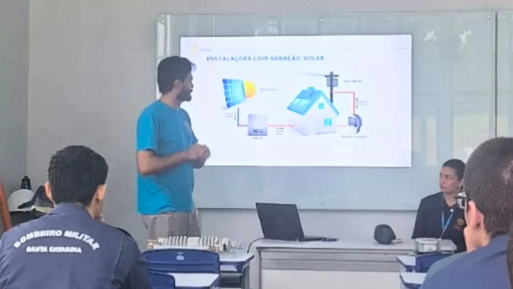 Bombeiros do Meio-Oeste recebem treinamento da Celesc sobre riscos elétricos