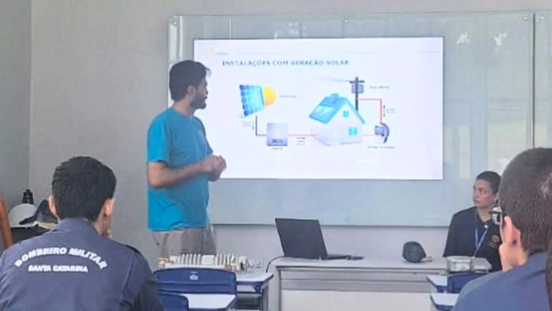 Bombeiros do Meio-Oeste recebem treinamento da Celesc sobre riscos elétricos