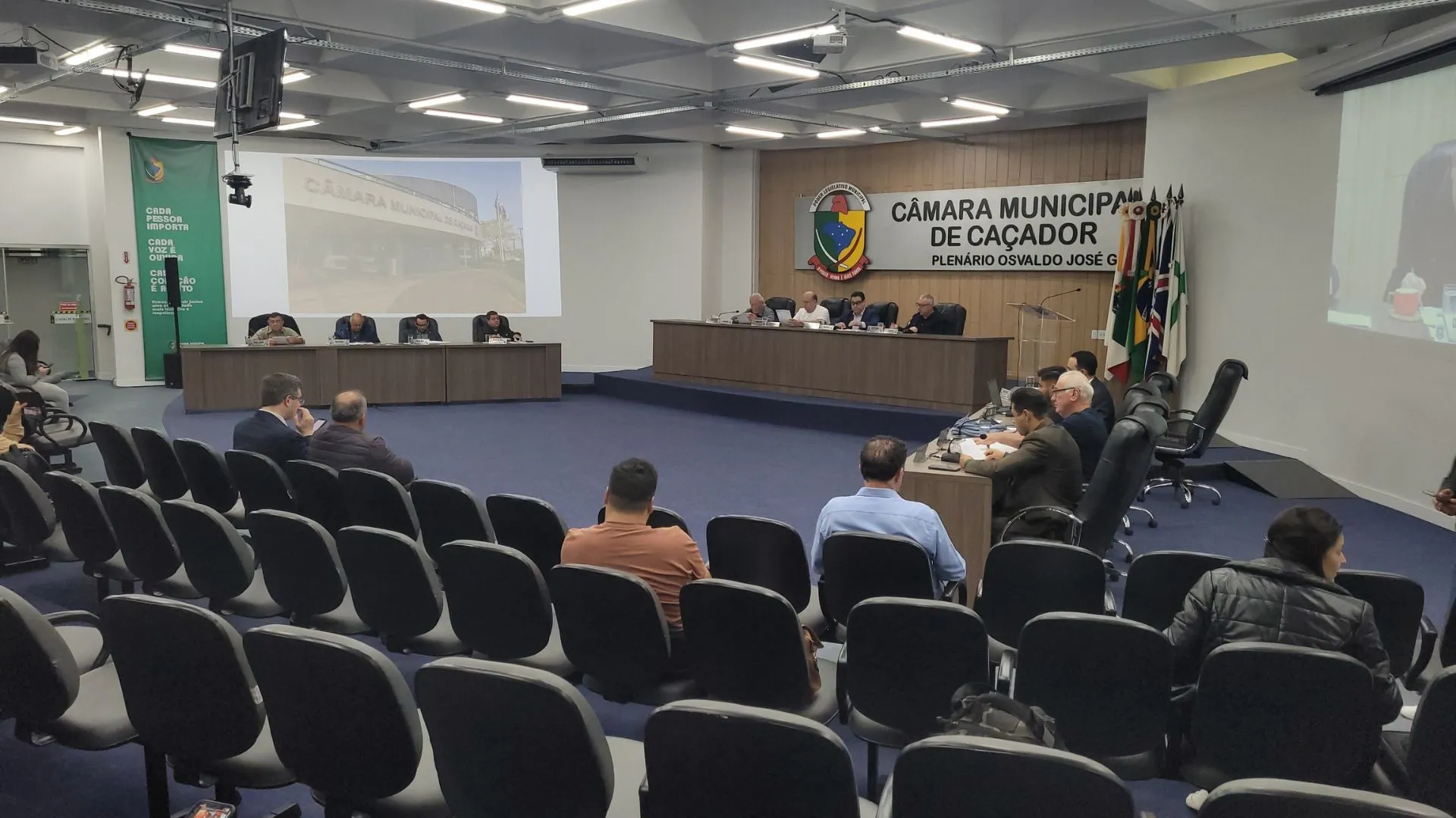 Vereadores cobram providências contra ataques de cães nas ruas